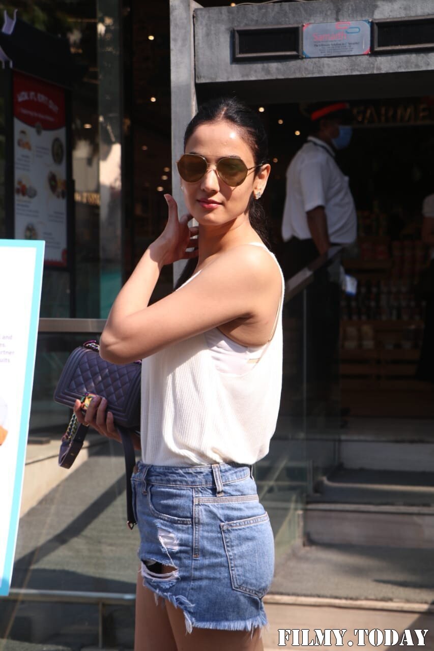 Photos: Sonal Chauhan Spotted At Food Hall | Picture 1756114