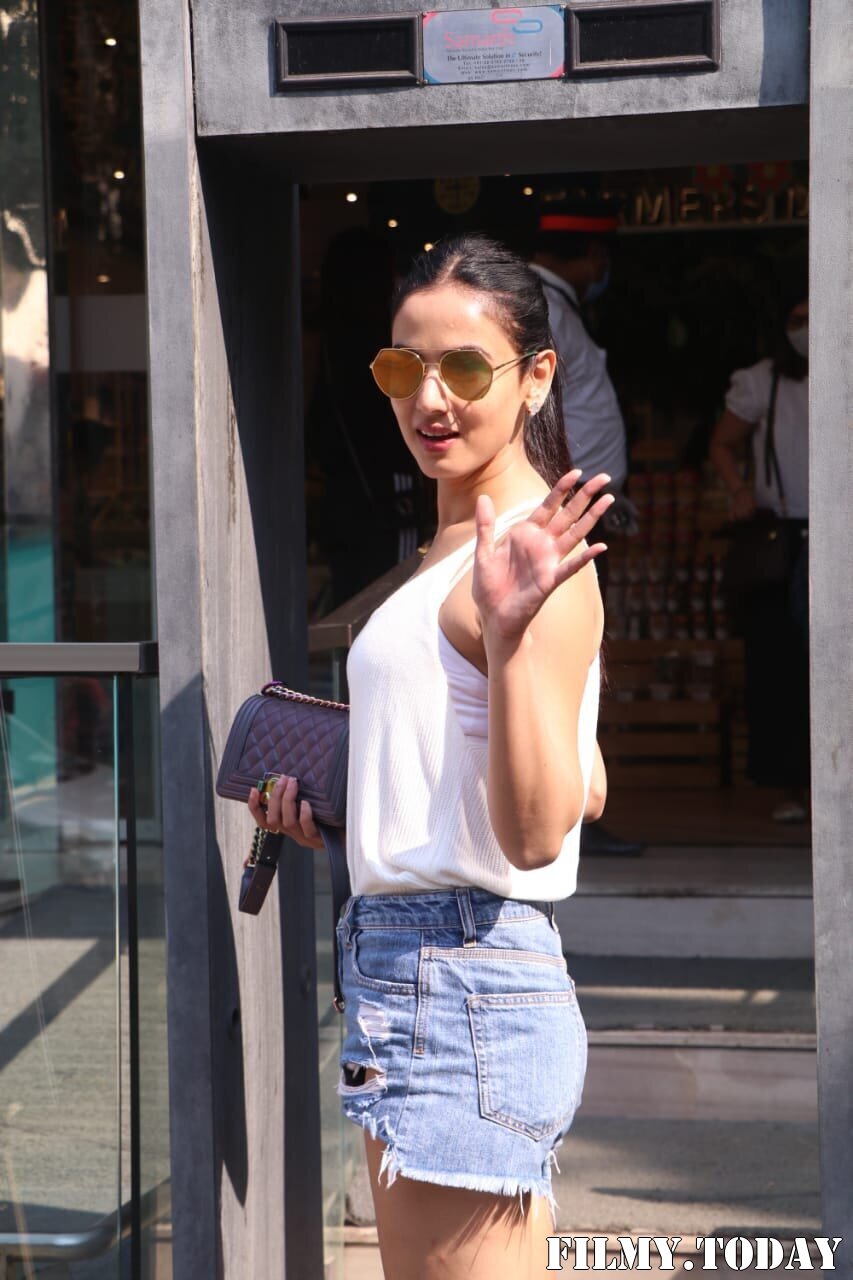Photos: Sonal Chauhan Spotted At Food Hall | Picture 1756110