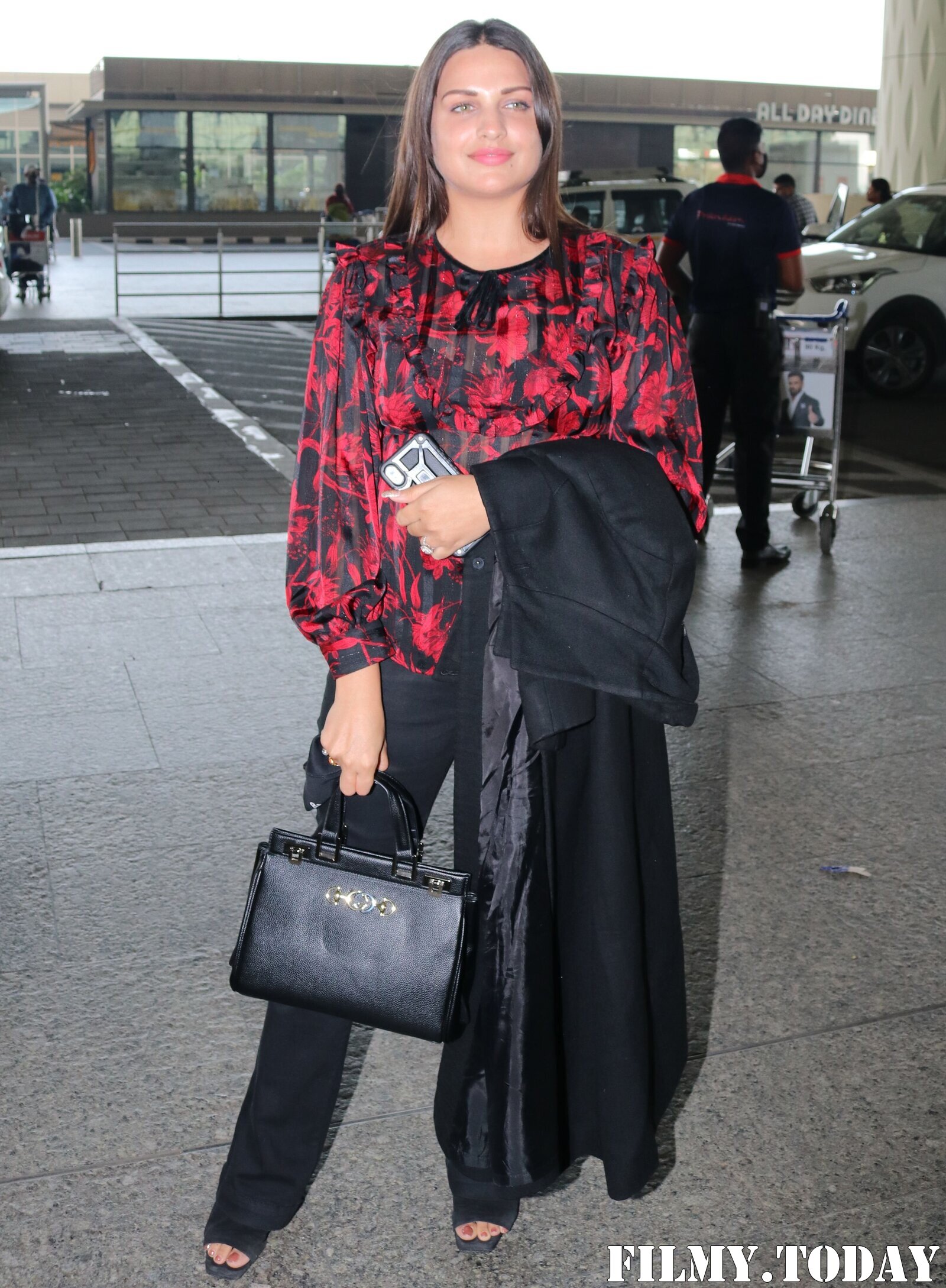 Himanshi Khurana - Photos: Celebs Spotted At Airport | Picture 1759677
