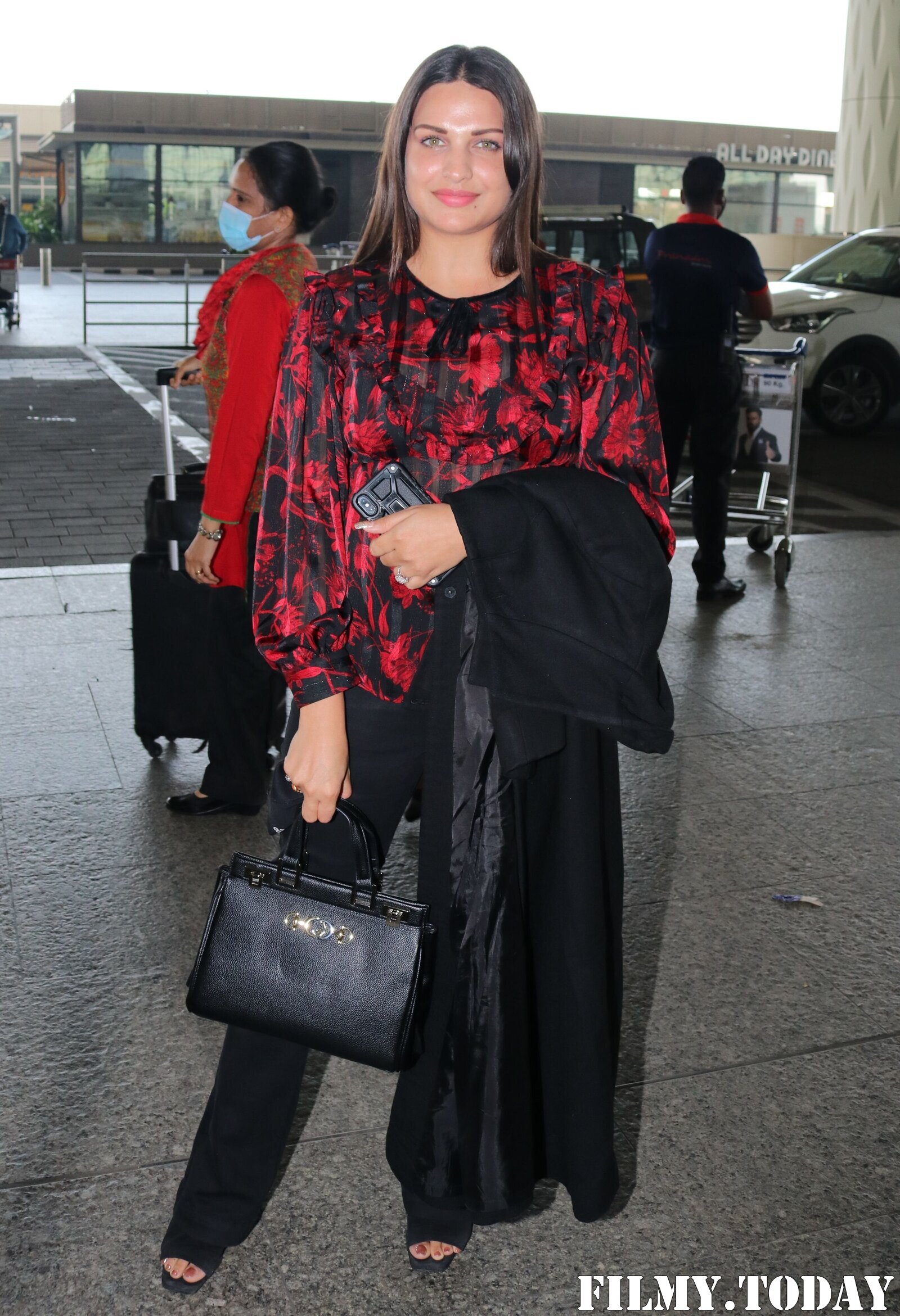Himanshi Khurana - Photos: Celebs Spotted At Airport | Picture 1759679