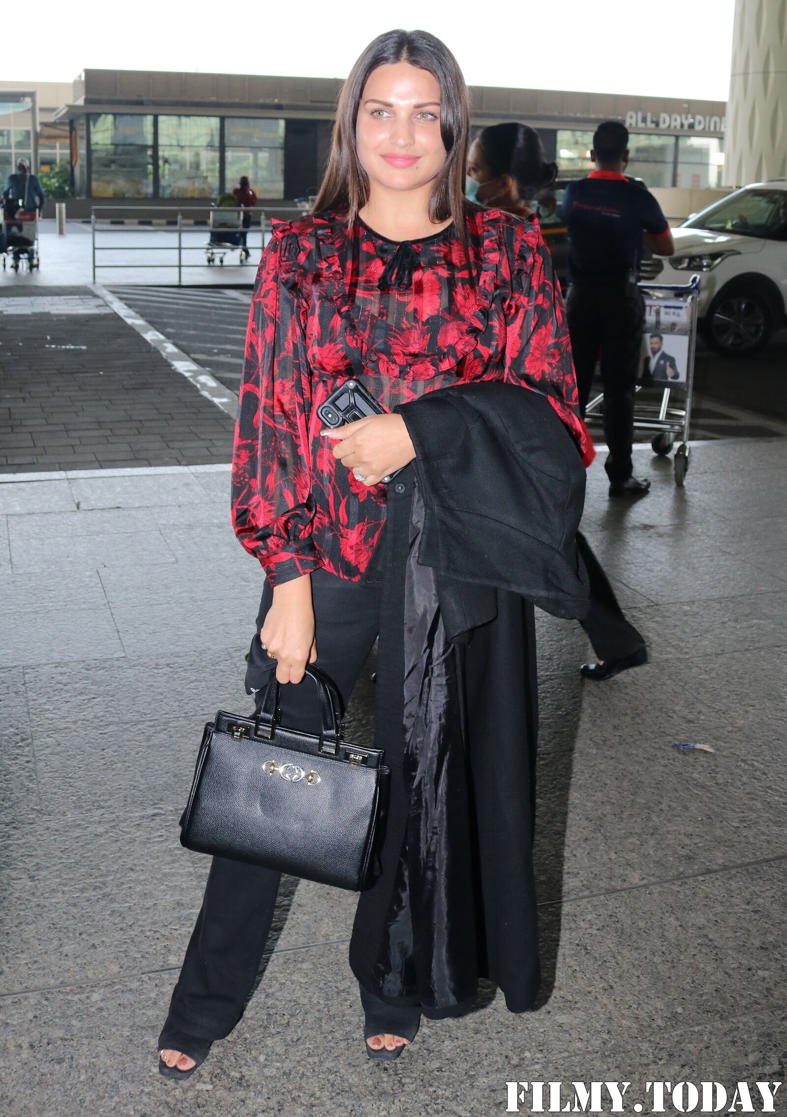 Himanshi Khurana - Photos: Celebs Spotted At Airport | Picture 1759678
