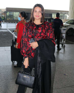 Himanshi Khurana - Photos: Celebs Spotted At Airport | Picture 1759679