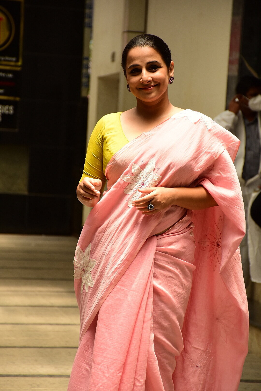 Photos: Vidya Balan Spotted At Siddharth Roy Kapoor's Office | Picture 1745306