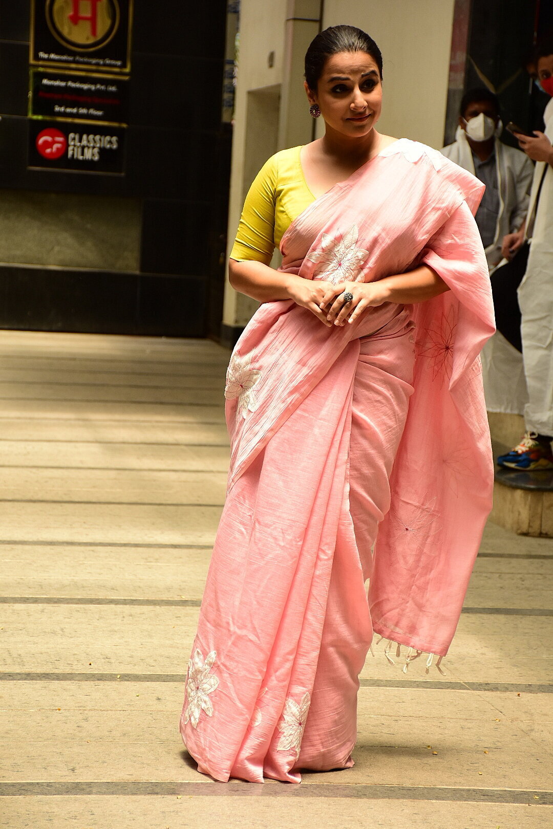 Photos: Vidya Balan Spotted At Siddharth Roy Kapoor's Office | Picture 1745305