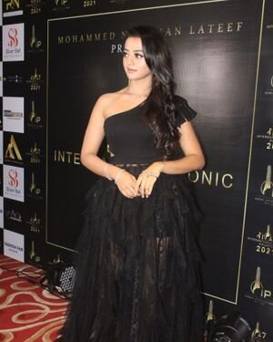 Helly Shah - Photos: Celebs At The Red Carpet International Iconic Awards Season 7 | Picture 1822157