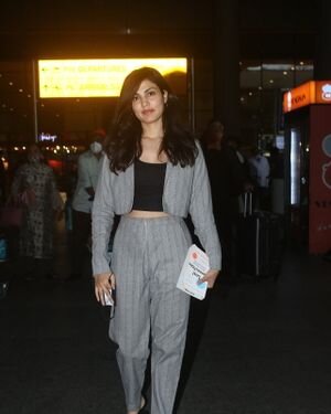 Rhea Chakraborty - Photos: Celebs Spotted At Airport | Picture 1845675