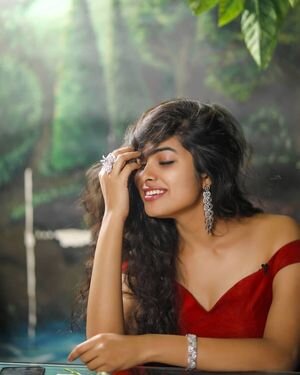 Divi Vadthya Latest Photos | Picture 1847847