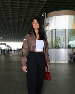 Mrunal Thakur - Photos: Celebs Spotted At Airport | Picture 1849725