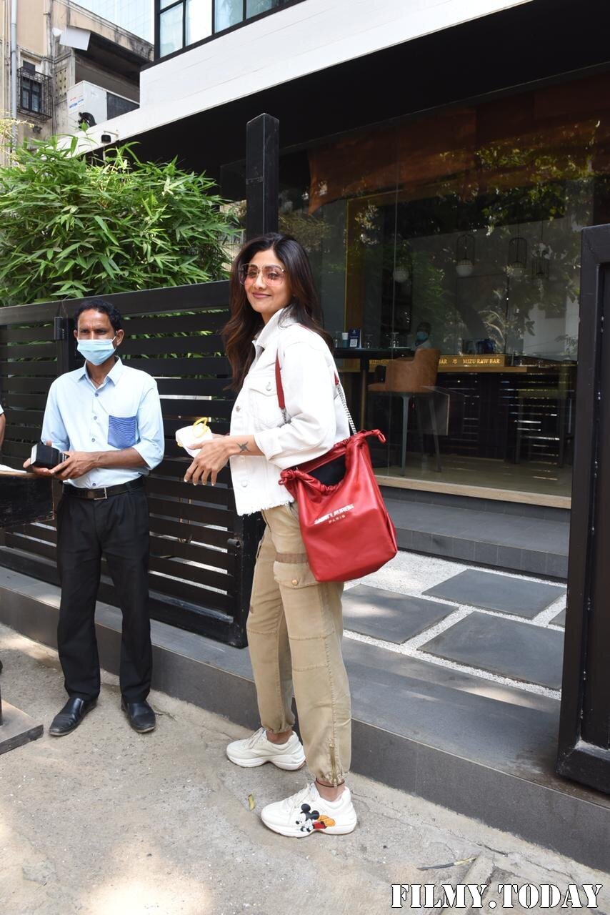 Shilpa Shetty - Photos: Celebs Spotted At Bandra | Picture 1771410