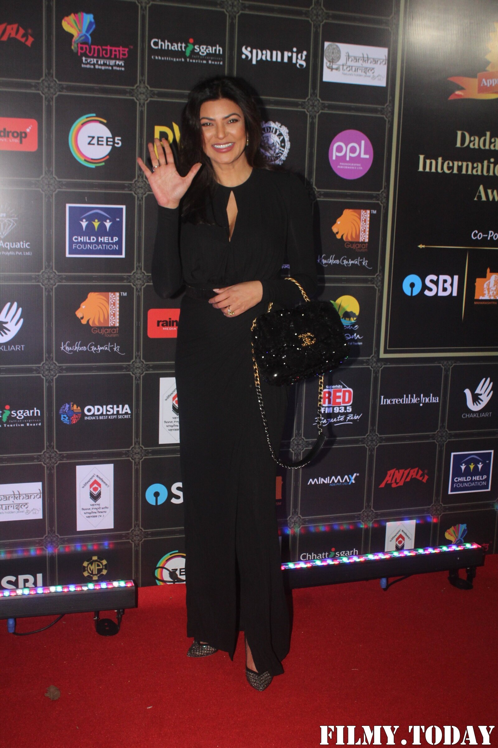 Susmitha Sen - Photos: Celebs At Dadasaheb Phalke Awards 2021 | Picture 1776709