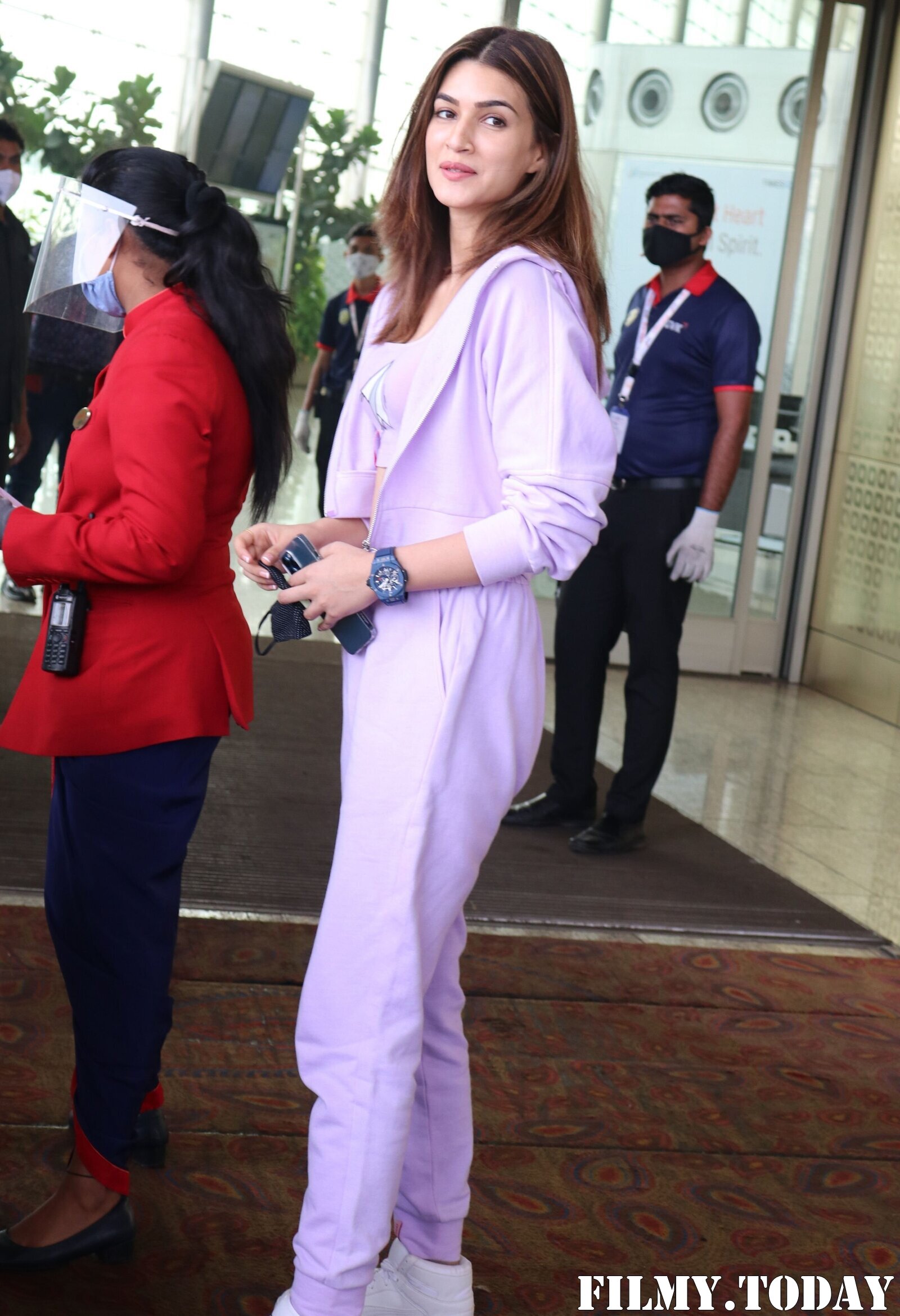 Kriti Sanon - Photos: Celebs Spotted At Airport | Picture 1764379
