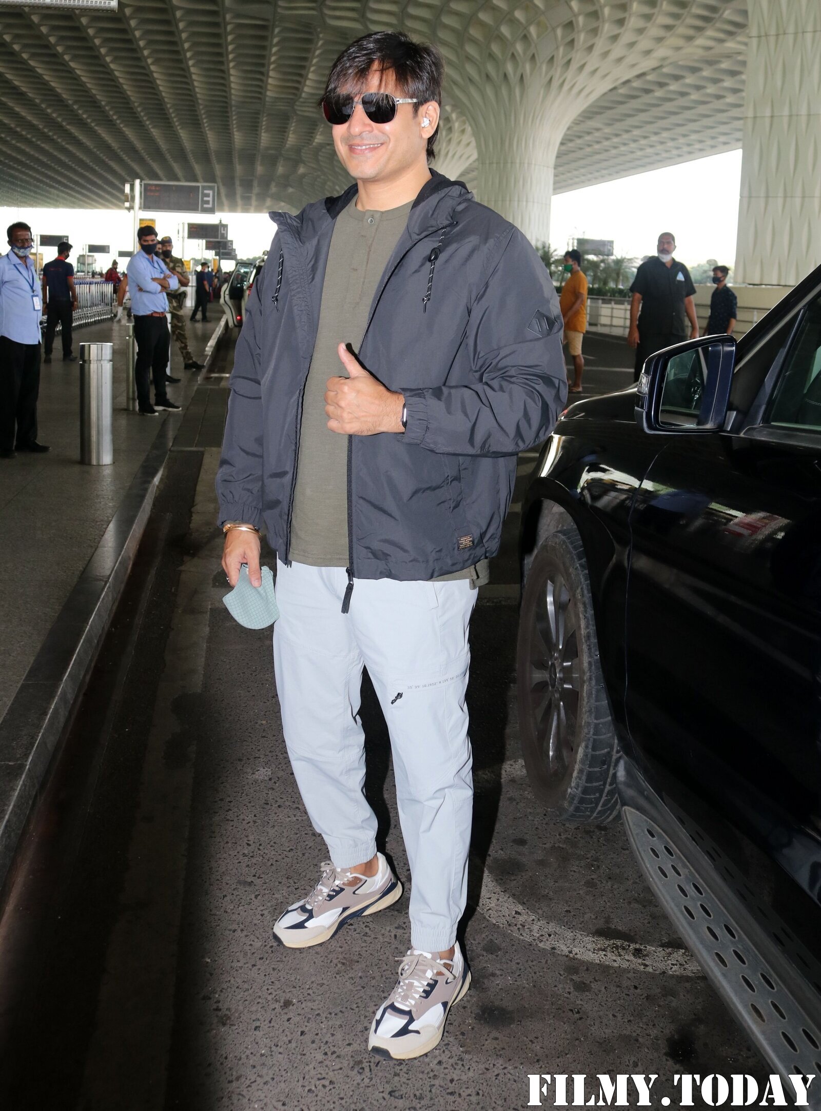 Vivek Oberoi - Photos: Celebs Spotted At Airport | Picture 1766001