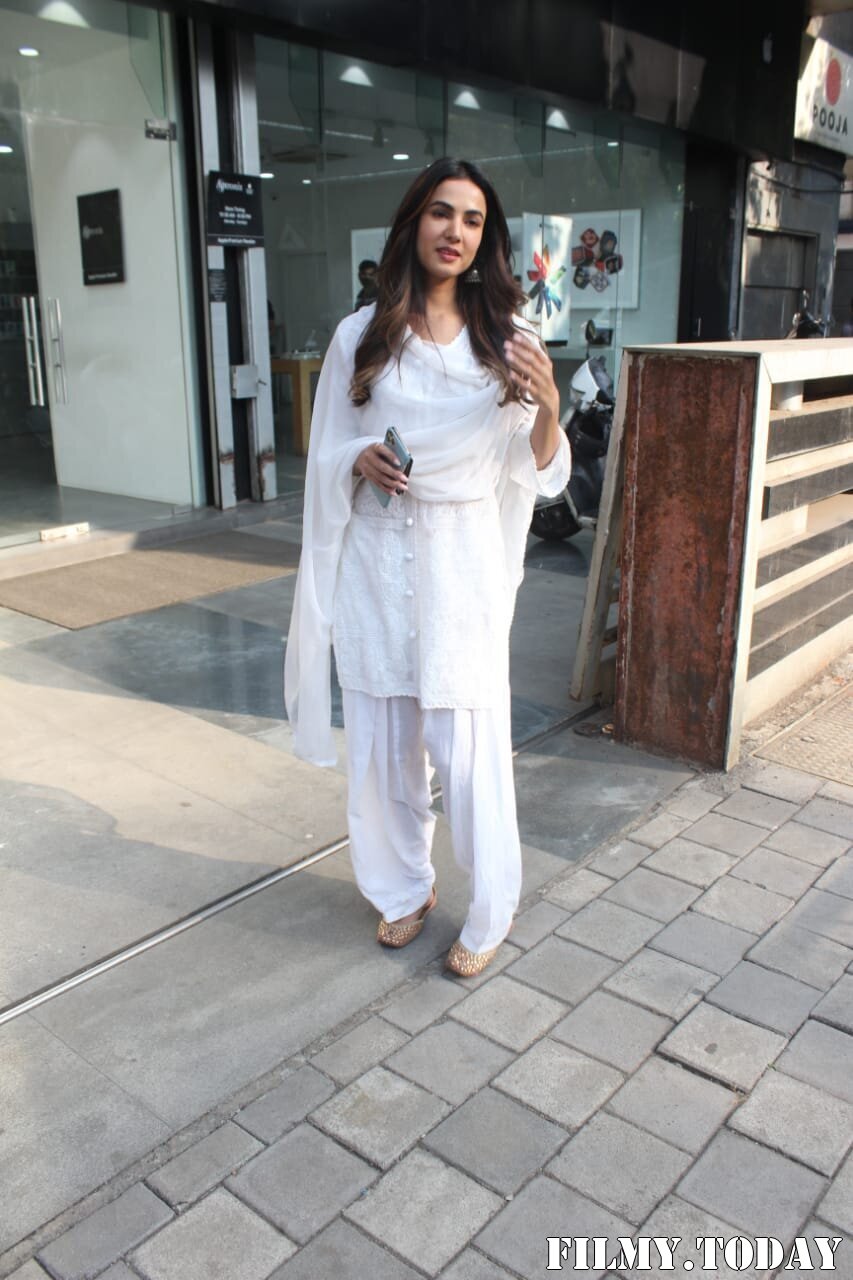 Sonal Chauhan - Photos: Celebs Spotted At Juhu | Picture 1770671