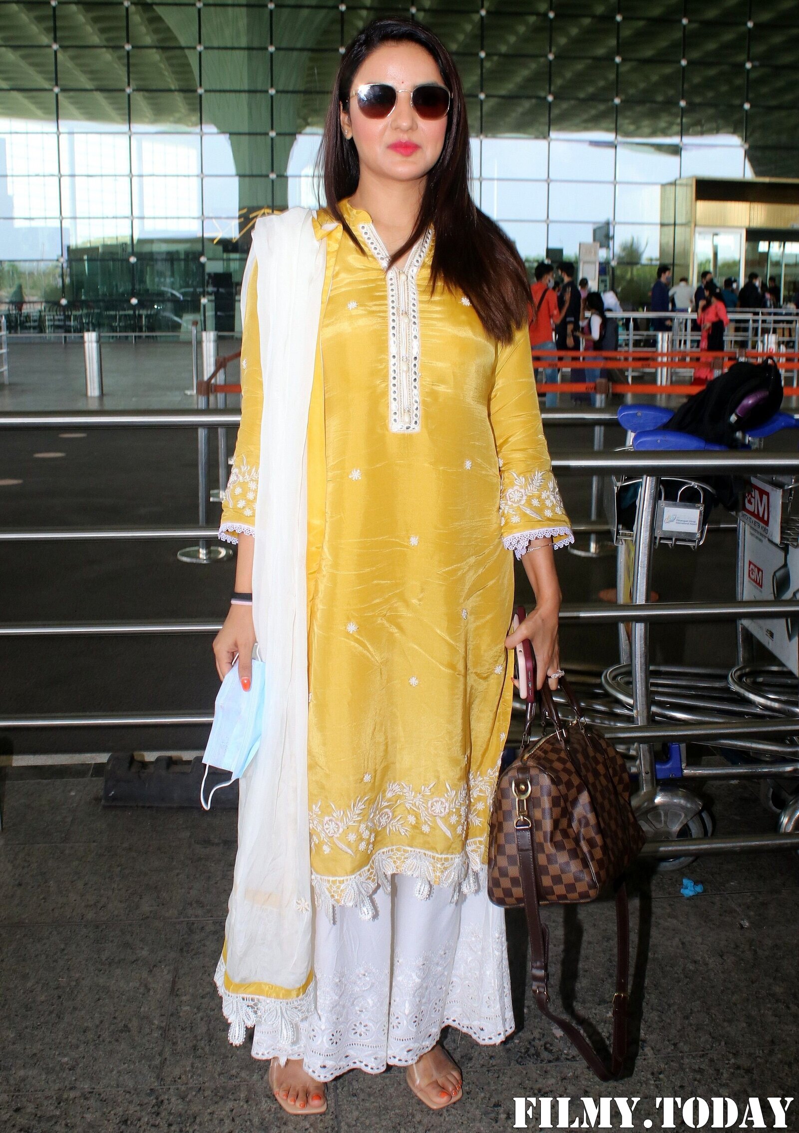 Jasmin Bhasin - Photos: Celebs Spotted At Airport | Picture 1811408