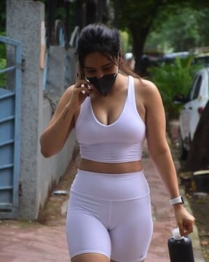 Neha Sharma - Photos: Celebs Spotted At Bandra | Picture 1819030