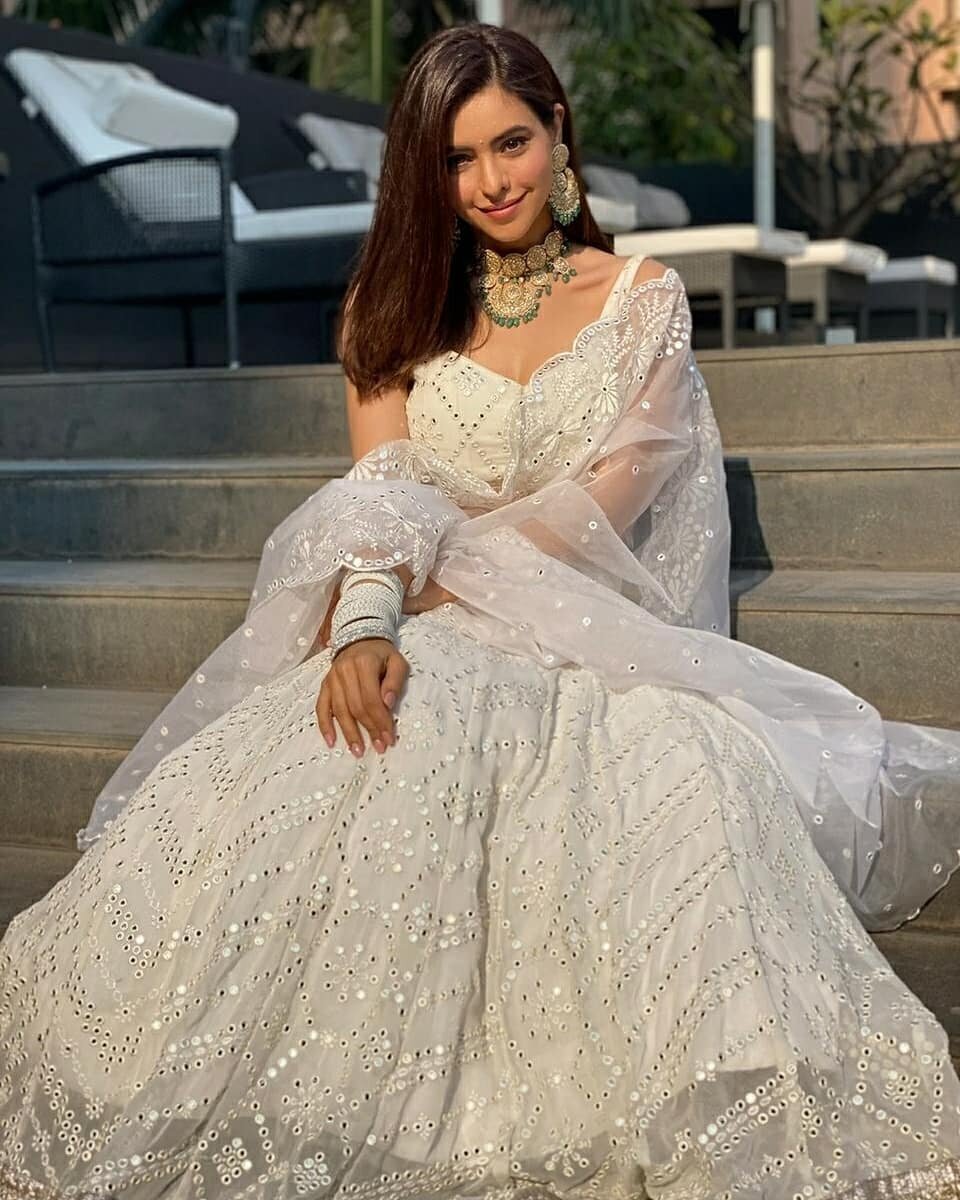 aamna-sharif-looks-gorgeous-in-white-outfit