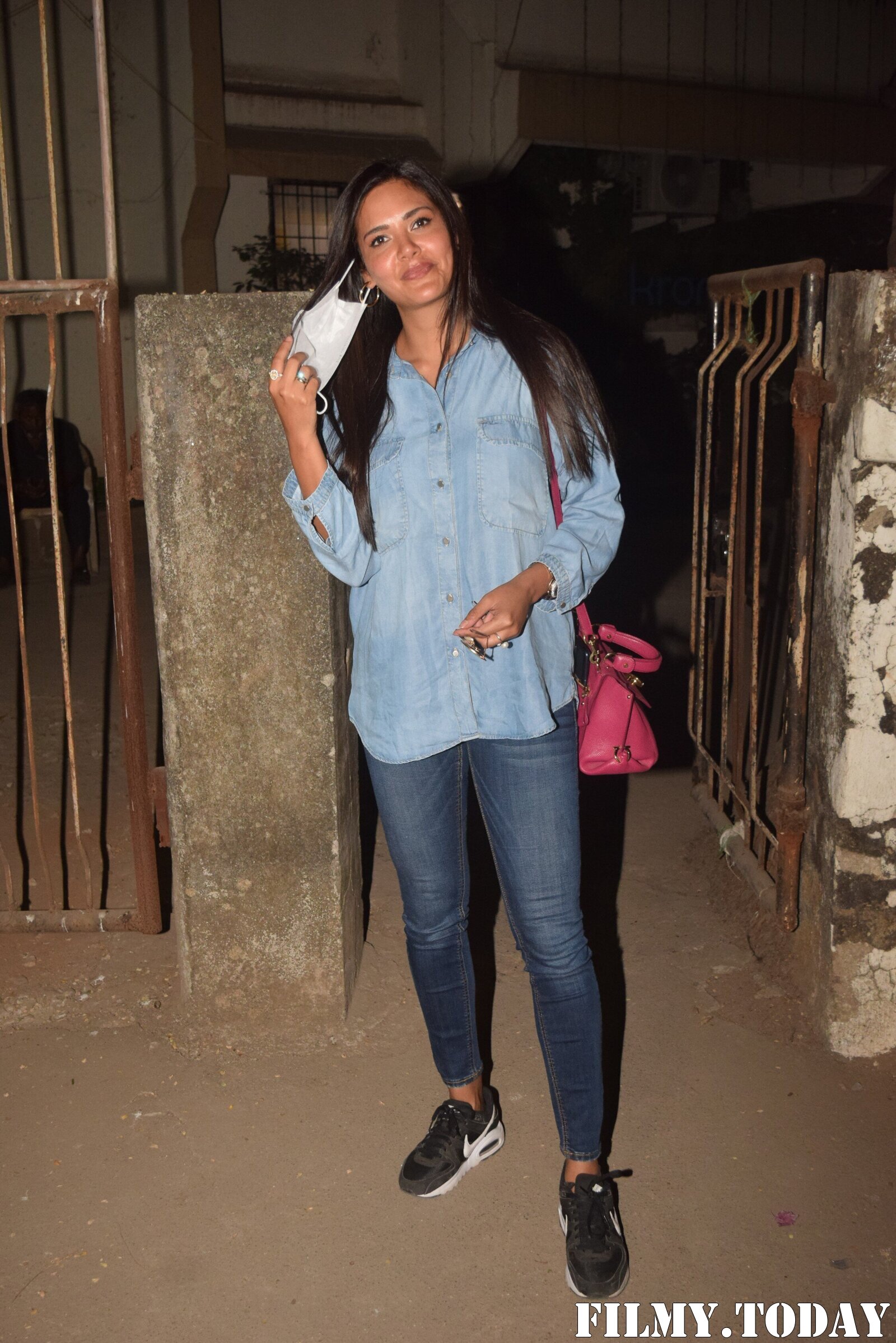 Esha Gupta - Photos: Celebs Spotted At Andheri | Picture 1780950