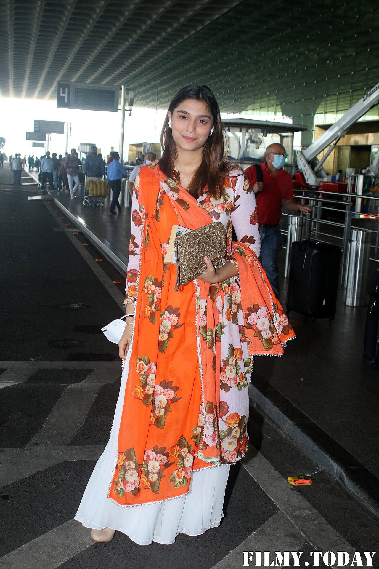 Saiee Manjrekar - Photos: Celebs Spotted At Airport | Picture 1842397