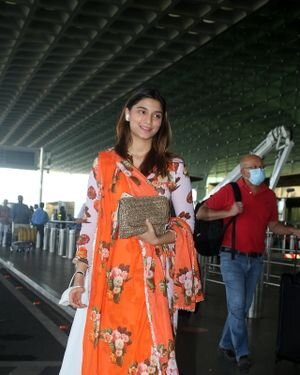 Saiee Manjrekar - Photos: Celebs Spotted At Airport | Picture 1842395