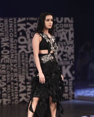 Shraddha Kapoor - Photos:  Anamika Khanna Show At Lakme Fashion Week 2021 | Picture 1828466