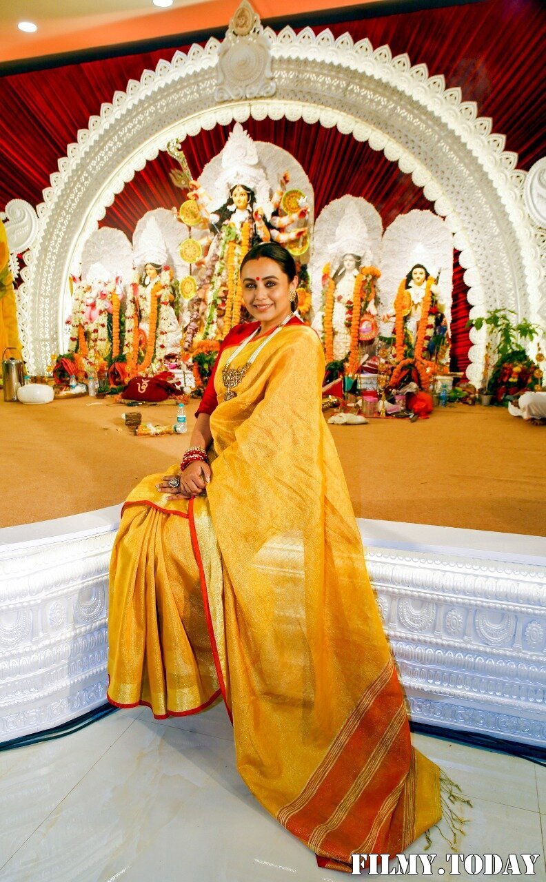Rani Mukerji - Photos: Celebs At North Bombay Durga Pooja Samiti 2021 | Picture 1828617