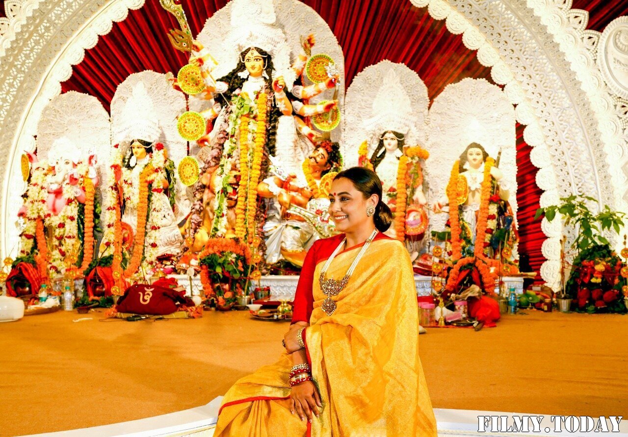 Rani Mukerji - Photos: Celebs At North Bombay Durga Pooja Samiti 2021 | Picture 1828616
