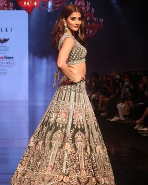 Pooja Hegde - Photos: Celebs Walks The Ramp At Bombay Times Fashion Week 2021 | Picture 1828725