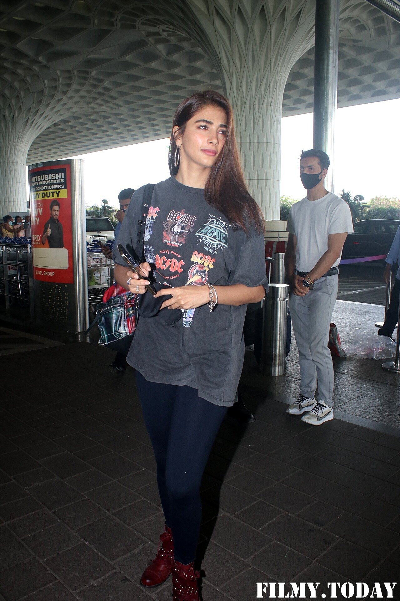 Pooja Hegde - Photos: Celebs Spotted At Airport | Picture 1828783