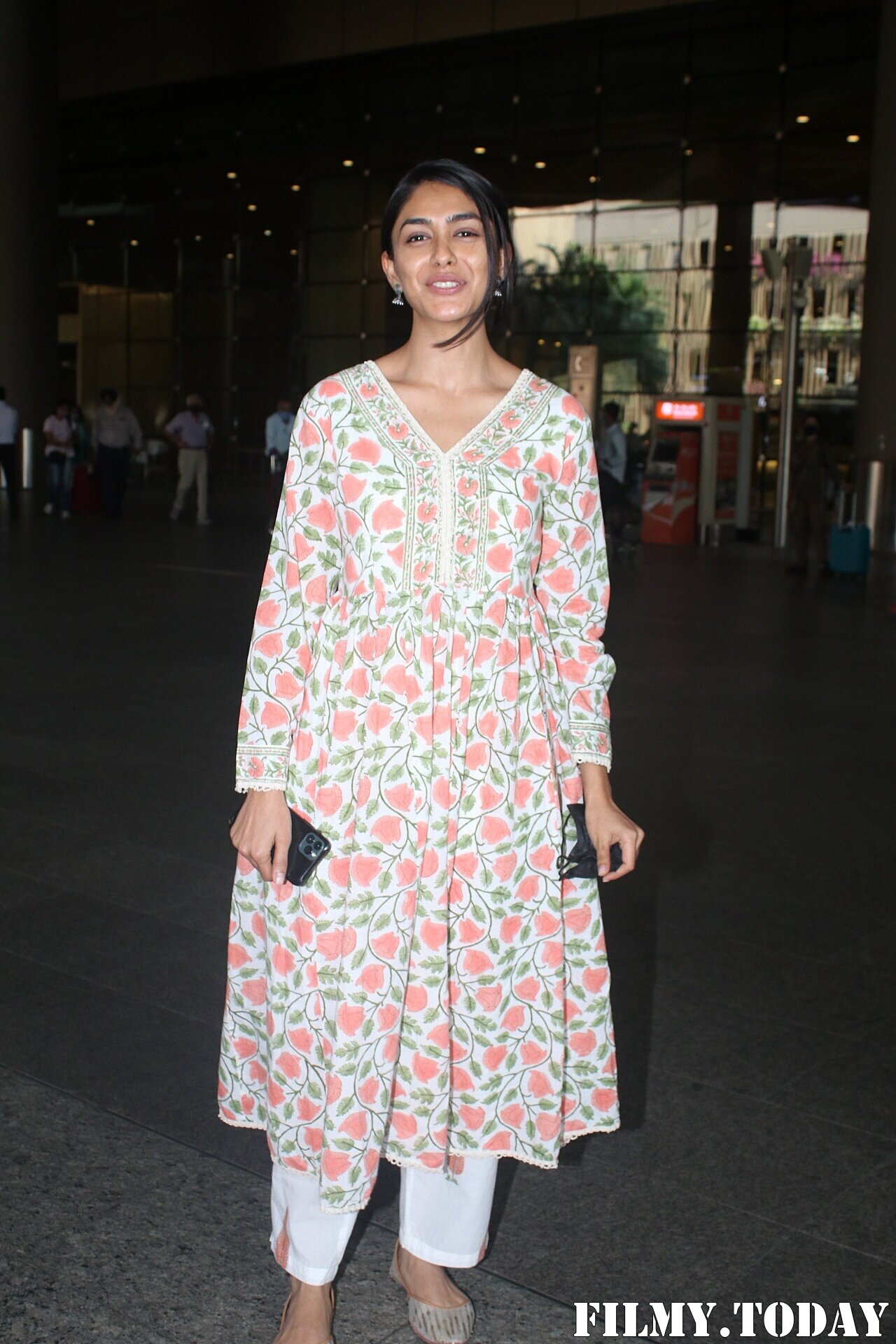 Mrunal Thakur - Photos: Celebs Spotted At Airport | Picture 1830262