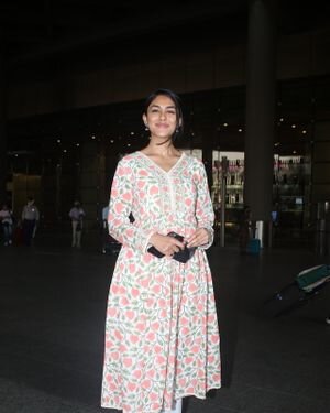 Mrunal Thakur - Photos: Celebs Spotted At Airport | Picture 1830267