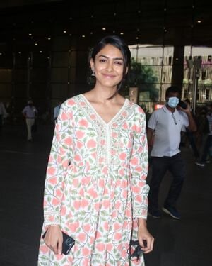 Mrunal Thakur - Photos: Celebs Spotted At Airport | Picture 1830270