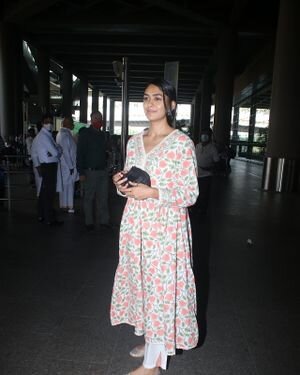 Mrunal Thakur - Photos: Celebs Spotted At Airport | Picture 1830256