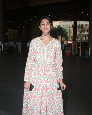 Mrunal Thakur - Photos: Celebs Spotted At Airport | Picture 1830262