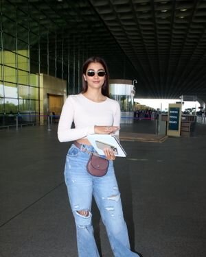 Pooja Hegde - Photos: Celebs Spotted At Airport | Picture 1833184