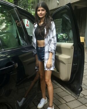 Anjini Dhawan - Photos: Celebs Spotted At Bandra | Picture 1827292