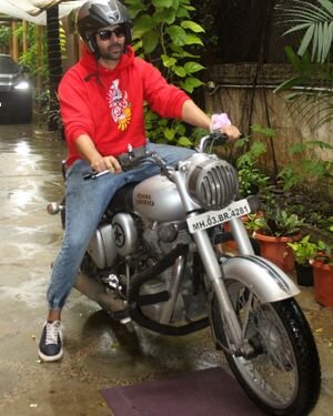 Kartik Aaryan - Photos: Celebs Spotted At The Space Studio Juhu | Picture 1827489