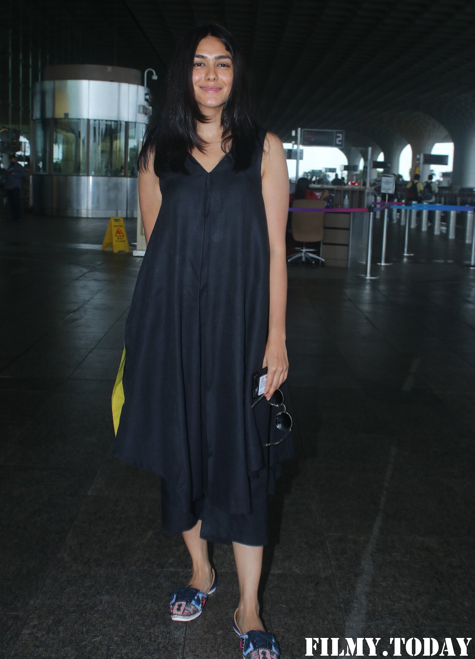 Mrunal Thakur - Photos: Celebs Spotted At Airport | Picture 1827500