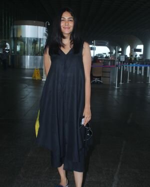 Mrunal Thakur - Photos: Celebs Spotted At Airport | Picture 1827500