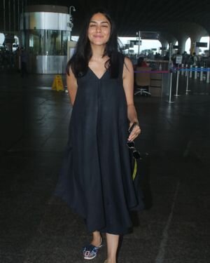 Mrunal Thakur - Photos: Celebs Spotted At Airport | Picture 1827497